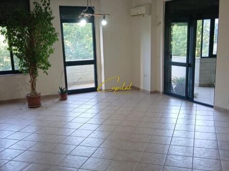 ZYRE ME QIRA 150 M2 ISH EKSPOZITA 120.000 LEKE