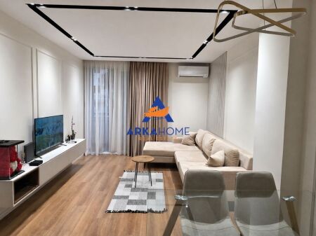 JEPET ME QERA 2+1 "RR. DËSHMORËT E 4 SHKURTIT, PRANË PETRO NINI LUARASI" 1000 EURO