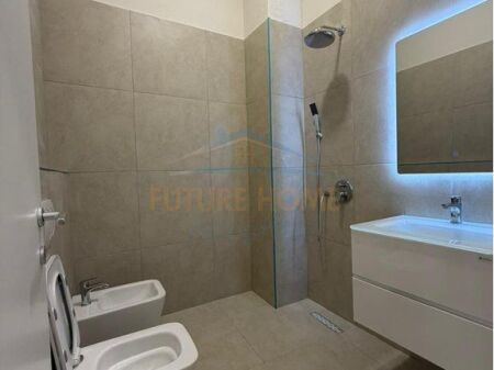 Shitet, Apartament 2+1+2, Fresku, Tiranë