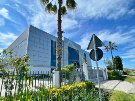 AMBIENTE COMMERCIALE IN AFFITTO – OPPORTUNITÀ IDEALE VICINO A TIRANA