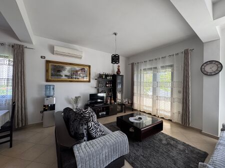 Jepet me Qira hyrje ne shtepi private