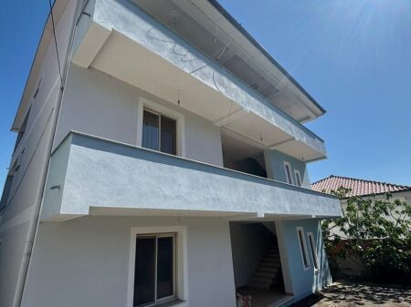 Shitet vile 3 kateshe sauku i vjeter , 417m2 ndertim 300m2 truall
