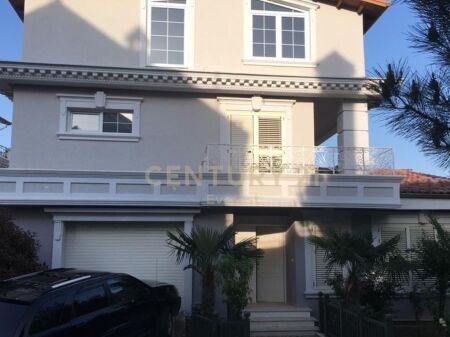 JEPET ME QERA VILË LUKSOZE 3-KATËSHE + PAPAFINGO