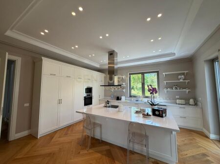 MJULL-BATHORE – Vilë 3-katëshe me pishinë për qira