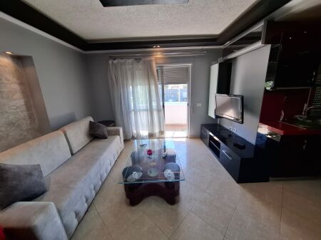 Jepet me Qera Apartament 1+1 Ne Plazh Hekurudha