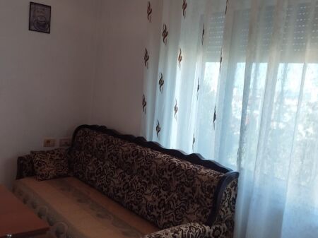 In affitto 1+1 arredato al 1° piano villa dietro l'ospedale militare 34900 eu