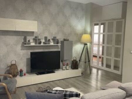 Jepet me qera 2+1 apartament Komuna E Parisit .