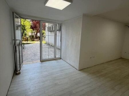 AMBIENT BIZNESI 100M ME QERA - 21-DHJETORI TIRANE