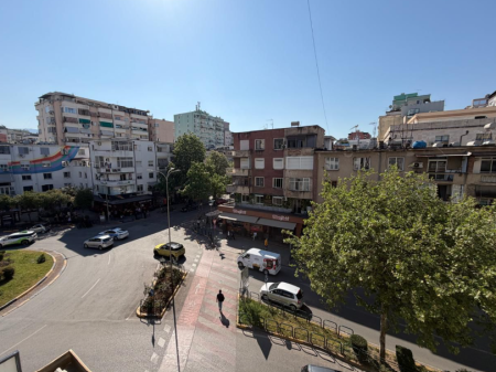 JEPET ME QIRA AMBIENT PËR ZYRA – Sheshi Wilson