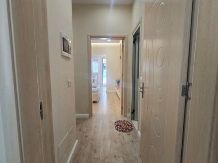 SHITET GARZONJERE ME VEREANDE NE PLAZH HEKURULLA VETEM 50M LARG PLAZHIT !!!