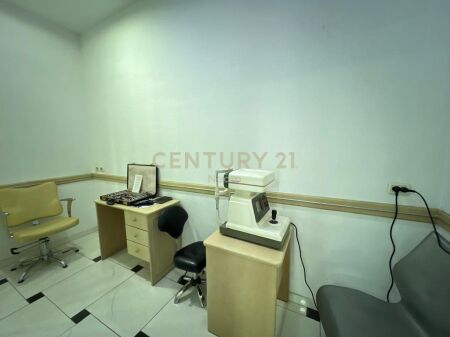 Ambjent Komercial me Qira i pozicionuar pranë Kopshtit Zoologjik.