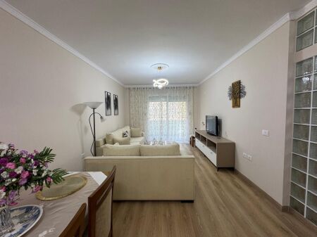 Shitet Apartament 1+1