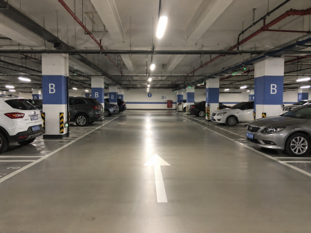 Shiten poste parkimi prane Kupoles