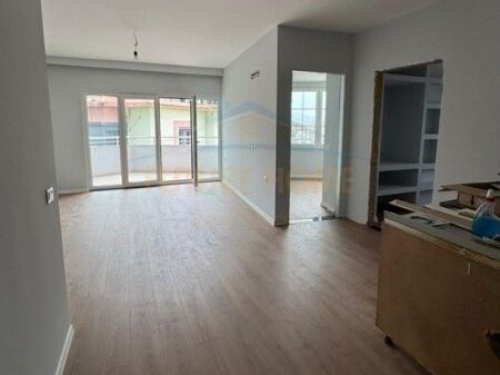 Shitet, apartament 2+1+2, Rruga "Shefqet Kuka" Fresku