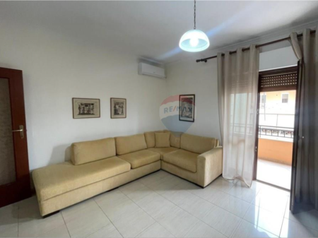 Apartament per qera 1+1 tek Komuna e Parisit