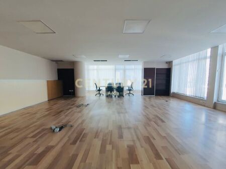 Jepet me qira ambient per zyra prane tek Liqenit te Tiranes!