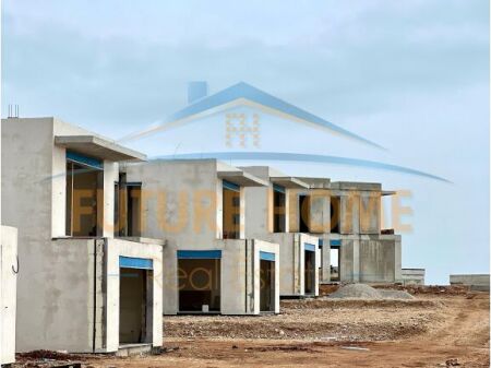 Shitet Vile me Pishine, San Nicolas, Palase