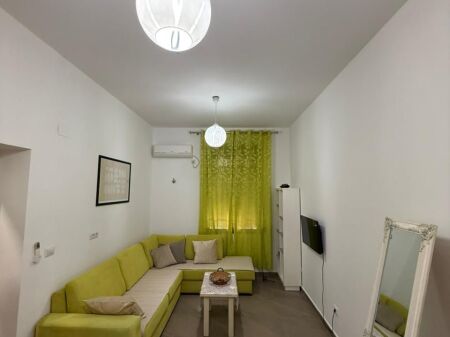 Apartament me qira tek Pallatet Agimi,prane kafe Roma