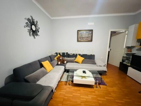 Shitet apartament 2+1 në zonën e Siri Kodrës
