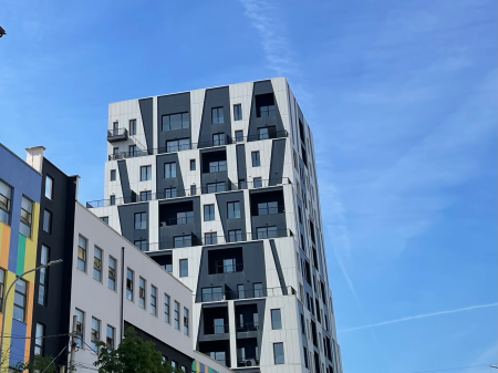 Shitet Ambient Biznesi, Rruga e Barrikadave