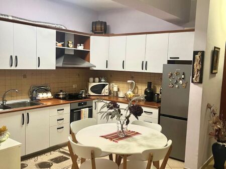 Jepet me qera 2+1+2 Rruga e Kavajes ngjitur me Spitali  Gjerman