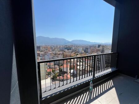 Shitet Penthouse 3+1+2, Rruga e Barrikadave