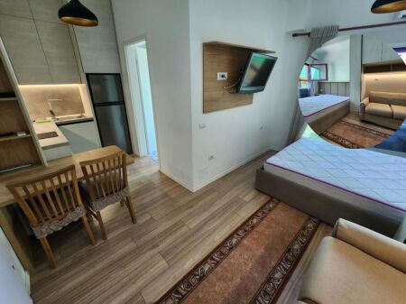 Shitet garzoniere tek kompleksi Mangalem