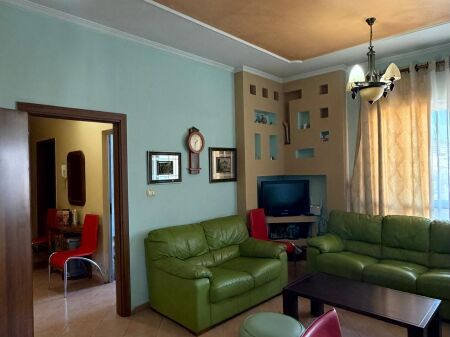 Shitet apartament 1+1 i mobiluar tek Komuna e Parisit