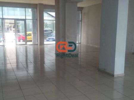 Shitet Ambient Biznesi Ne Rruge Kryesore Prane Rrethrrotullimit te Casa Italias !!