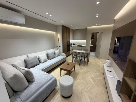 🏡 Jepet me qira apartament super luksoz 1+1 📍 Myslym Shyri, Rruga Him Kolli  🏢 Kati i 4, pallat bashkëkohor me ashensor 🛋️ Mobilim cilësor, luksoz dhe komod, i investuar në detaje 🔌 Pajisje elektro-shtëpiake të markave të fundit ❄️ I pajisur me çdo gjë ✨ Nuk i mungon asgjë – gati për banim  💶 Çmimi: 85,000 lek/muaj  