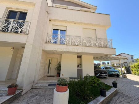 JEPET ME QIRA VILE LUKSOZE ME PAMJE PANORAMIKE NGA LIQENI I FARKES