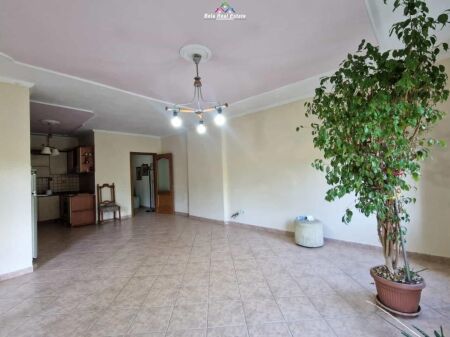 Zyre Me Qera Tek Ish Ekspozita (ID BZ2924) Tirane