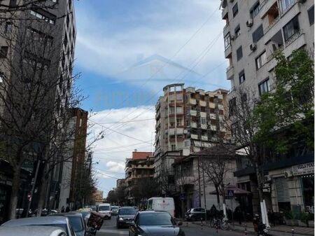 Shitet, Apartament 1+1, Rruga e Barrikadave, Tirane.