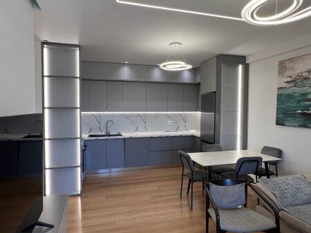 Jepet me Qera Apartament+Post Parkimi ne Rrugen 5 Maj.