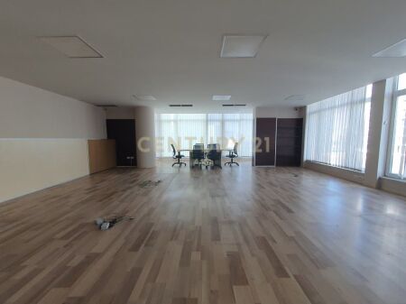 Jepet me qira ambient per zyra prane tek Liqenit te Tiranes!