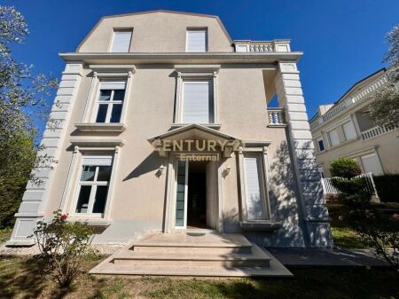 Vile luksoze per qira prane Teg