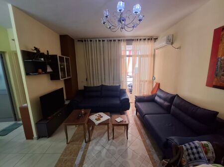 Shitet Apartament 1+1 Tek Shkembi i kavajes