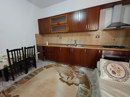 Jepet me qera 1+1 i mobiluar ne Porcelan