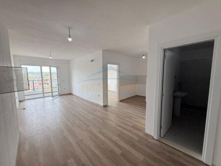 Shitet, Apartament 2+1+2+Post Parkim, Kombinat