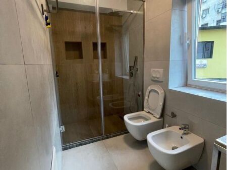 Disponojmë për qera, Ambient Biznesi, në rrugën "Asim Vokshi" përball Institutit "Harry T. Fultz"