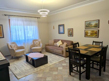 🏢Tek Shkolla e Baletit,jepet me qera apartament 1+1,i mobiluar.60,000Leke
