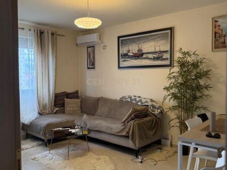 Apartament ne shitje 1+1, Oxhaku  Shitet apartament 1+1 me sipërfaqe 54 m², i pozicionuar në katin e 4-t të një pallati ekzistues.  📍 Pranë xhamisë ,tek Oxhaku  Apartamenti ndodhet në një zonë të zhvilluar, me akses në shërbime dhe infrastrukturë kryesore.