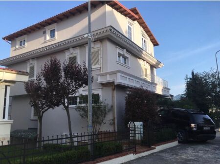 Vilë Luksoze për Shitje në Akacia Hills – 531 m² Ndërtim, Pishinë Private & Pamje Panoramike