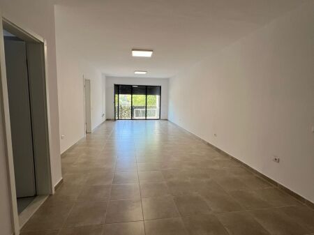 AMBIENT PER BIZNES 3+1 ME QERA