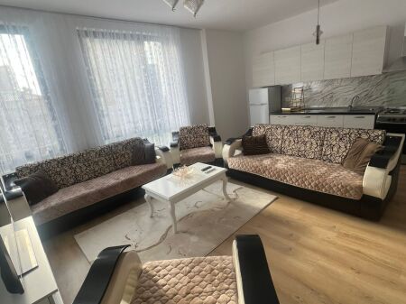 🏢Bulevardi i Ri,Rruga Petrela jepet me qera apartament 2+1,i mobiluar.680Euro