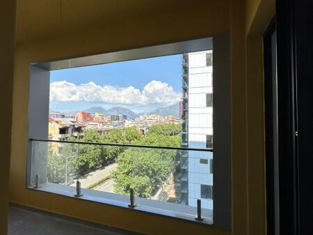 Shitet Apartament 2+1+2