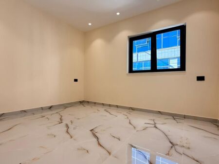 Ambjent zyrash me qira pranë Fakultetit Ekonomik