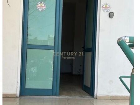 Dyqan pranë Ambsadës Amerikane