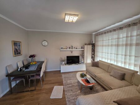 Shitet apartament 3+1 modern te Kompleksi Dinamo prane Liqenit te Tiranes