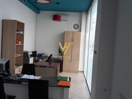 JEPET ZYRE 55 M2 ME QERA TEK RRUGA FORTUZI 600 EURO